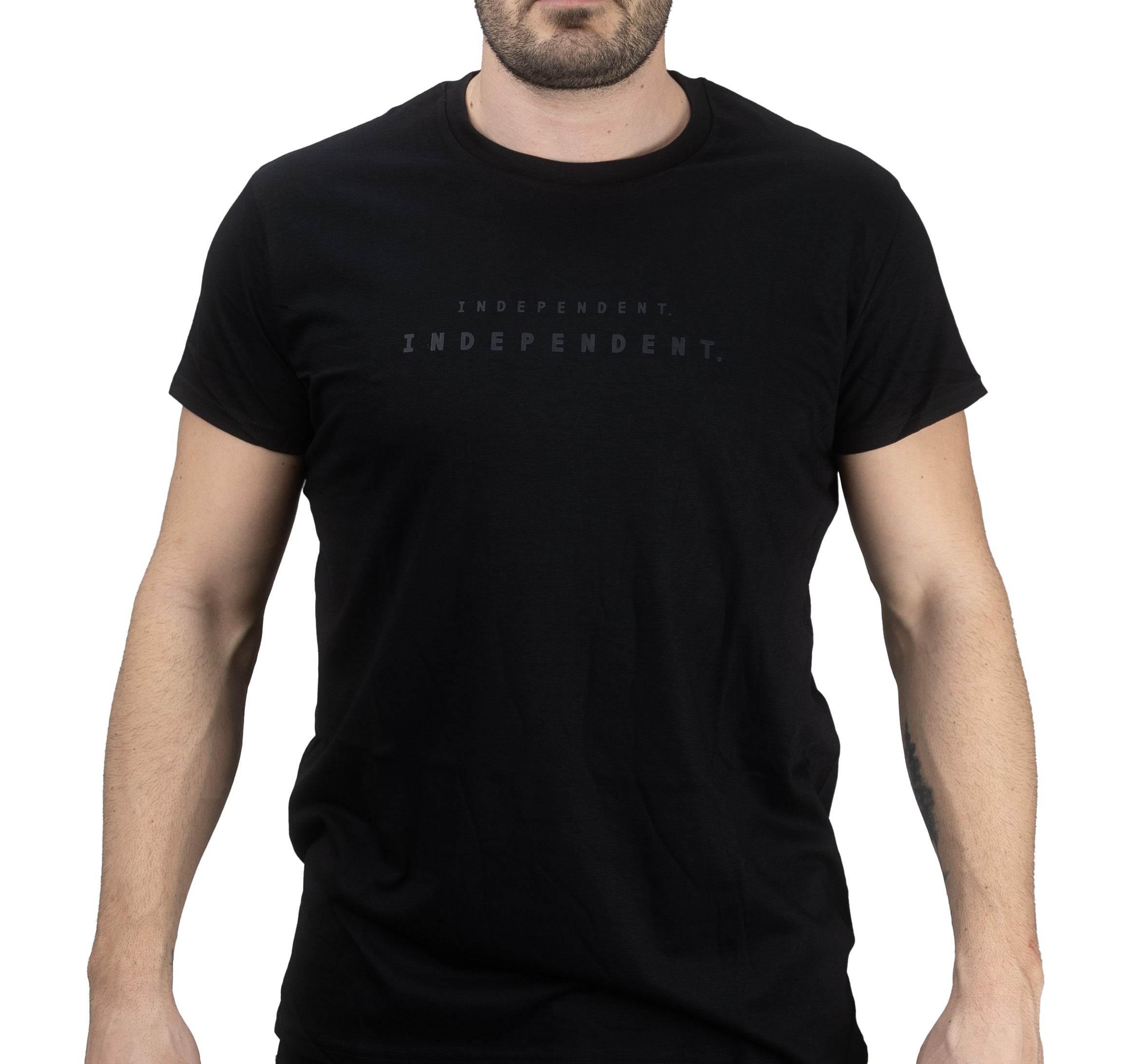 Schwarzes T-Shirt mit INDEPENDENT-Schriftzug