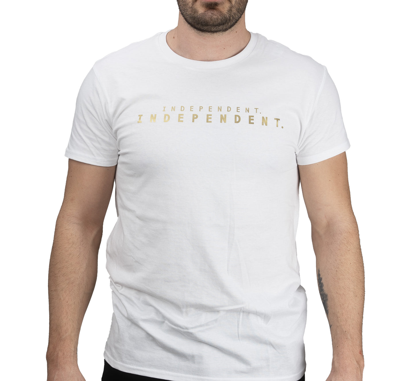 T-shirt bianca scritta "INDEPENDENT"